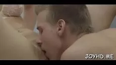 تشغيل المراهقون يتراجعون على وسط خشب القرم