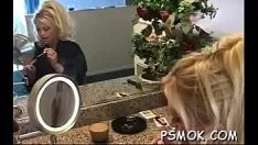 再生 蒸気のウェアラブルでたばこを吸う魅力的な娼婦
