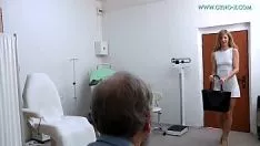 Oynat Shotra (24 yaşında) kadının doktoruna gitti