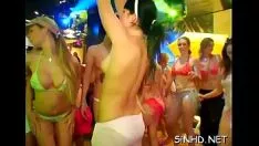 Oynat Haksız ve ıslak grup seks