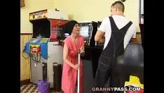 تشغيل العضلات الرجل الملاعين عابس الجدة عقدة