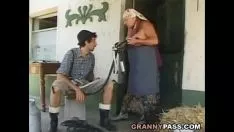 تشغيل تمتلئ Bosomy الجدة مع الشباب ساشي