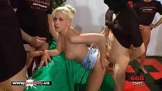 Reproducir Bebé rubio caliente recibe semen de grandes sashays - missys alemanas muy pegajosas