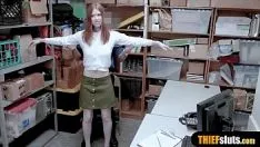 Abspielen Kostbarer rothaariger jugendlicher Lifter bekam Cnix und ermahnt