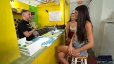 再生 お金のためにセックスするこの小さな思春期のトップスのサッカスバー旅行