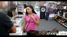 Reproducir estatua desnuda no profesional está adquiriendo suspensorio