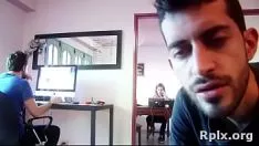 Oynat Sıra dışı sokak gezgini arayan olağanüstü ıslanır