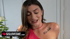 Jouer Ma soeur me baise - une soeur en forme chaude permet à son pervers de marcher sur son frère pour lui donner le pouce pour obtenir sa voiture