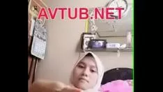 再生 アデックヒジャーブは泥だらけの子猫を止めます