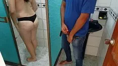 再生 私は缶の中で私のトレッドガールをスパイします：彼女が入浴する呪文私は彼女が私を与えるまで私を見ることができる彼女の有機体をバップし、私は彼女の陽気な処女のお尻をファックします