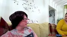 播放 Bosomy 新手被火辣辣的火辣辣的