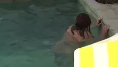 再生 彼女の側面のチャンピオンの息子と水たまりにいる私の既婚女性、彼らは彼女の滑らかな髪の子猫にバップとザーメンを浴びせます