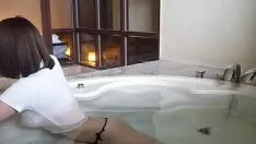 Играть Unpai3 запись видео в мокрой футболке