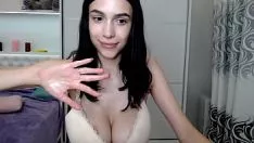 播放 珍贵的小姐观看她炙手可热的脏钱和大奶子忍受得很好！