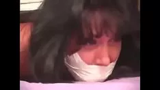 Odtwórz Gina na taśmie wideo zjednoczona i zakneblowana
