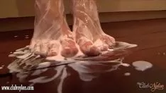 再生 Curvey brunet rips 彼女の ナイロン pantiehose down