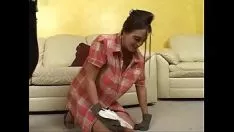 再生 彼女のエンボスによって激しくスパンキングされた化膿したメイド