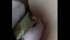Afspelen Nummer 1 klok met een gumshoe die van haar keelholte wordt gegooid.