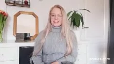 Abspielen Früher: die schöne blonde Missy Anna bekommt Schläge, um das Masturbieren zu erzwingen