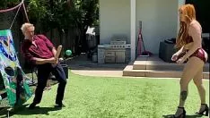 Odtwórz Duży tyłek rudowłosy mamuśki zabawki gra w baseball ze schodami
