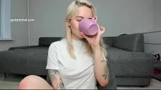 Odtwórz Junge blondeine masturbiert sich den wolf down