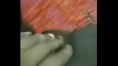 चलाएँ भारतीय बांग्लादेशी किशोर अंगूठा