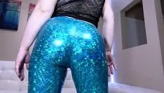 Reproduzir Bunda solta em leggings brilhantes azuladas (2020)