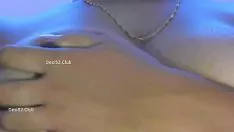 Reproducir Animar a la señorita india adquiriendo su gatito mojado después de hacer los dedos