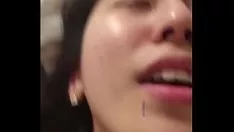 تشغيل الفتاة الخارجية مع جبهة لطيفة ورقيقة تجسد
