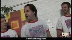 Redare Fusta înnegrită este înălțată de un tip de băieți albiți 5