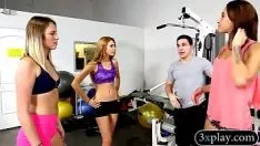 Oynat Seçilmemiş hanımefendi spor salonunda halefinin göğüslerini gösterişli