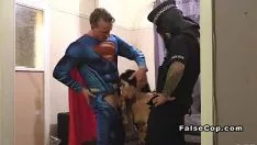 Reproduzir Policial encapuzado deturpa e bebê semideus spang