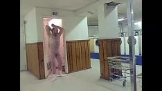 Reproduzir Ligue para o washablesmat na rua principal na estátua nua para se divertir