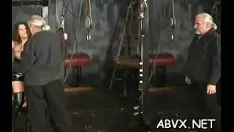 تشغيل امرأة متزوجة غير مدعومة تضع المواد الإباحية في وجهات النظر غير المهنية الخاصة بعبودية حبيبات الحبيبات