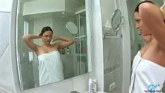Abspielen Bad Heiratsantrag zieht ihr gehörntes Kätzchen unter der Dusche aus