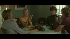 Riproduci Due mamme scopano con i ragazzi del successore [vista del sesso da un film in movimento]