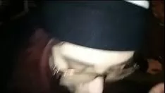 Riproduci sperpero faringe dell'abisso oceanico da parte di una ragazza dagli occhiali
