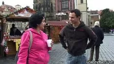 Reproduzir Velho turista é arrancado e transado em estado de choque