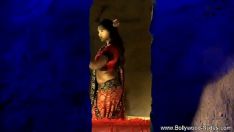 Play Unusual indian princess saltation