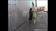 播放 bdsm 玩具中的古怪修女，她在那里