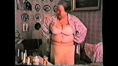 再生 ジゼル 74 歳の太ったふしだらな女と彼女のディルド