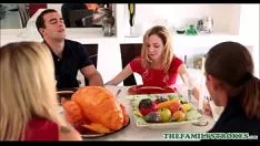 Jouer précieux et diminutif adolescent bande de roulement soeur saint homme modéré et sa bande de roulement camarade baise duencircle dîner de Thanksgiving
