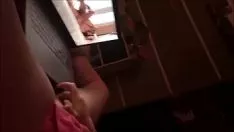 Riproduci Bambino prosperoso che sfoglia il porno di osservazione dell'incantesimo hgaeliclf