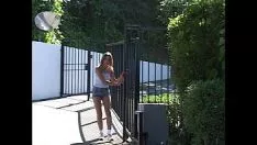 Odtwórz Gorąca blond spódnica czernieje z dużą szarfą