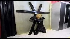 Reproducir Fetichista crucificable de listón
