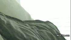Abspielen Gehörnte MILF-Schlampe mit großen Titten fickt ihren Freund