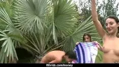 تشغيل مراهقة ساخنة تفجر حدودها بشدة مقابل المال في 21