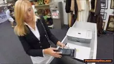 Играть Неприятная милфа-блондинка сосет за деньги
