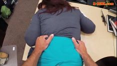 Reproducir Pechugona mujer casada necesitada de dinero es golpeada en la casa de empeño
