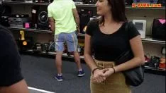 Reproducir Jolly coed no profesional azotó sus hermosas tetas y se la follan por dinero